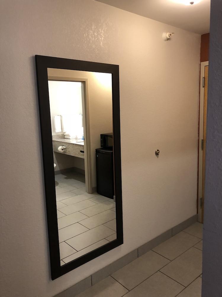 Holiday Inn Express Metropolis By Ihg Zewnętrze zdjęcie