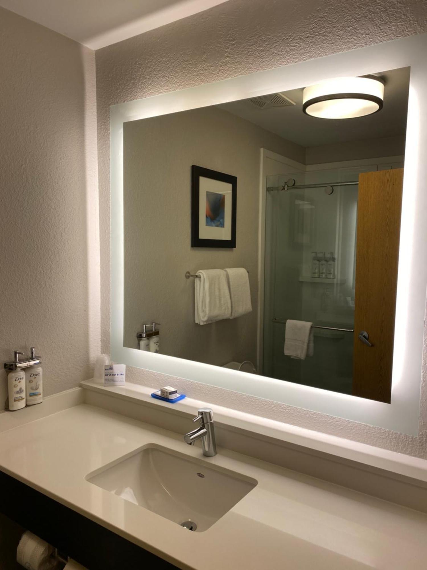 Holiday Inn Express Metropolis By Ihg Zewnętrze zdjęcie