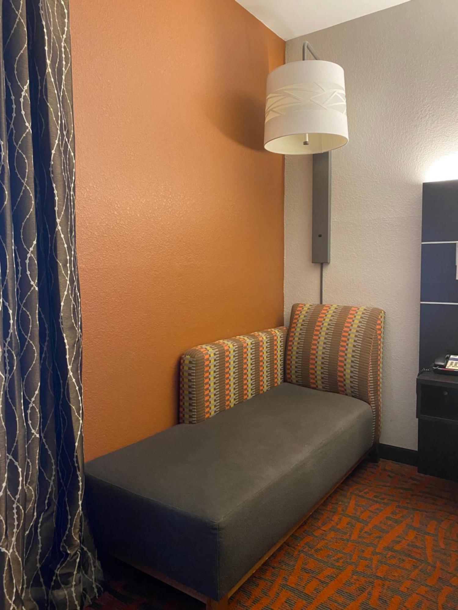 Holiday Inn Express Metropolis By Ihg Zewnętrze zdjęcie