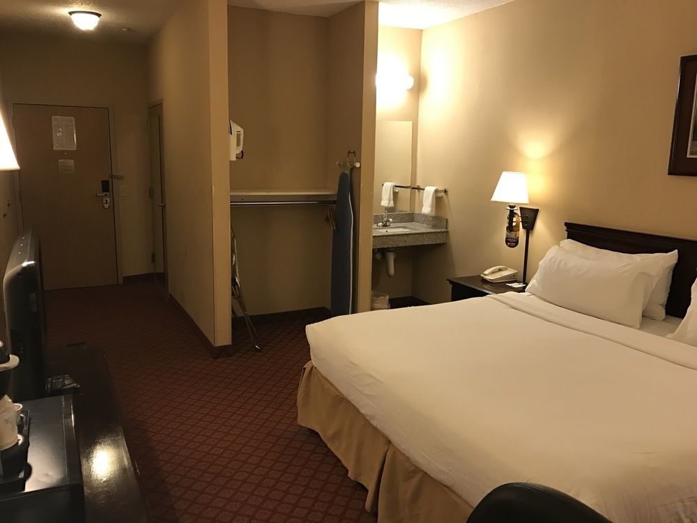 Holiday Inn Express Metropolis By Ihg Zewnętrze zdjęcie